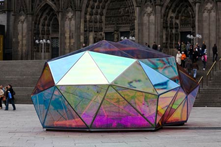 Illustration for article titled Cityscope Illuminated Sculpture is Like Glowing Crashed Meteor In Cologne